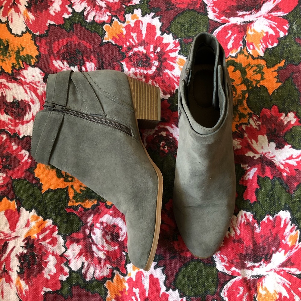 Giani Bernini memory foam ankle zip booties
